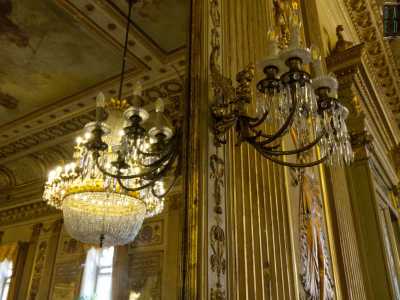 Tra solenni specchi luccicanti d�oro...